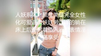 私房46RMB热作品，和D奶闺蜜一起洗澡，女主坐在浴缸里面，闺蜜坐在浴缸外面洗淋浴