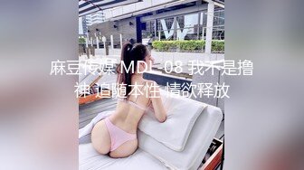 理發店沙發上坐等女伴氣質美女,微張的白皙美腿不慎露出私處,甜美聲音更是聽醉了